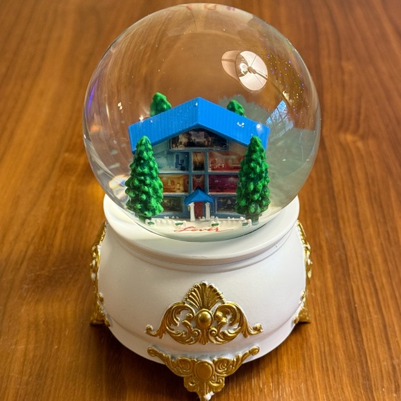 Taylor Swift Lover Snowglobe w/ box - Picture 3 of 11
